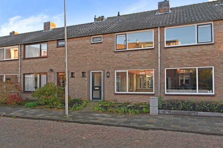 Koningin Wilhelminastraat 24 in Benthuizen foto