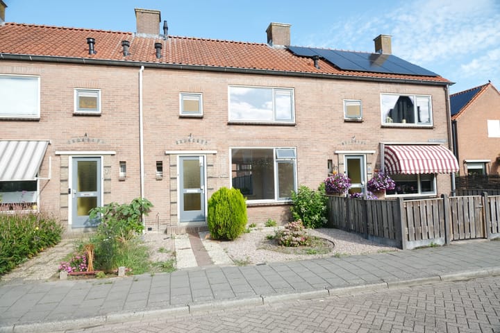 Koningin Wilhelminastraat 9 in Schoonrewoerd Foto