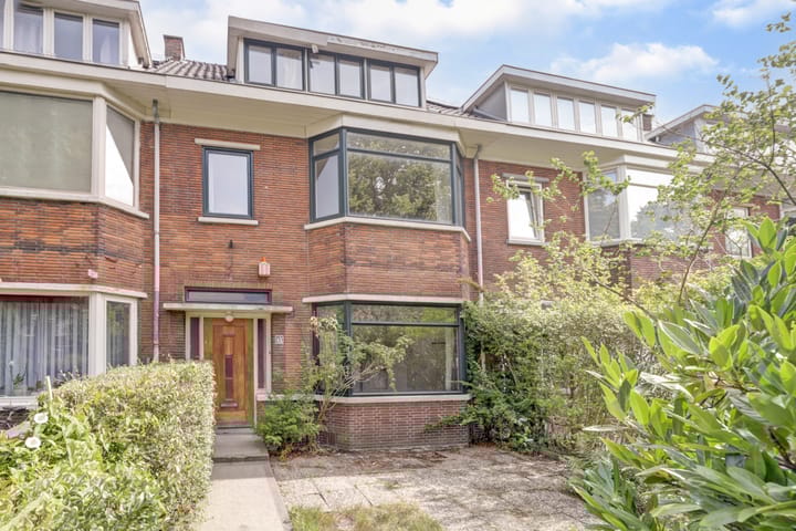 Laan van Nieuw Oosteinde 235 in Voorburg