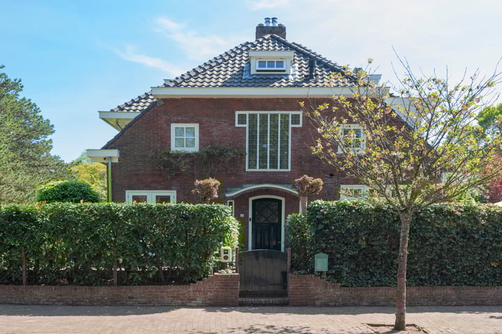 Laurillardlaan 1 in Santpoort-Zuid