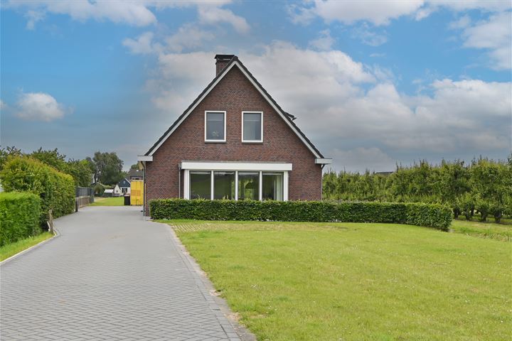 Lekdijk 84 in Tull en 't Waal