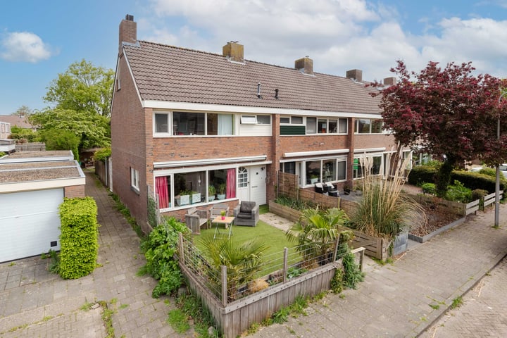 Leliestraat 1 in Waarland