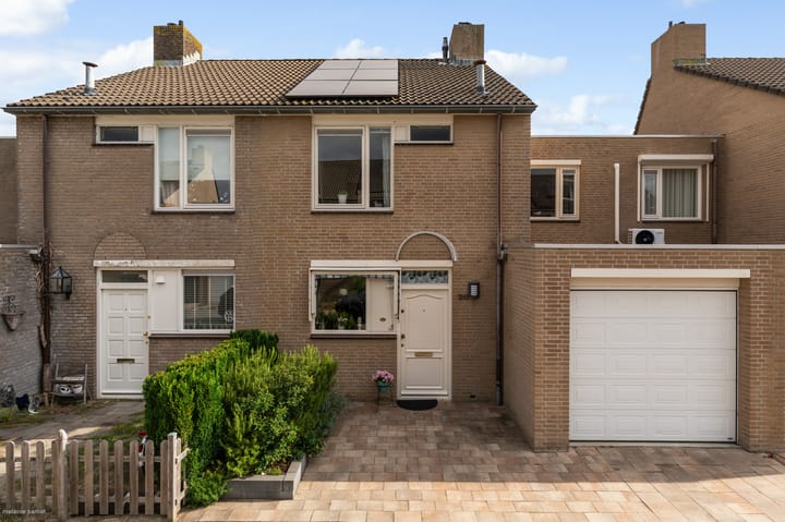 Photo of property Lijn 20, Hoogvliet Rotterdam