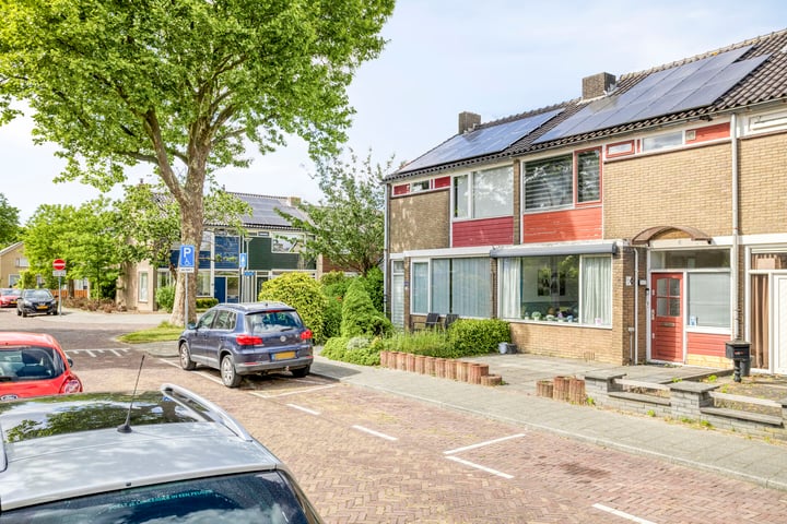 Lijsterbeslaan 15 in Rozenburg