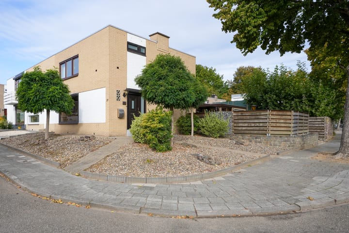 Limburgstraat 27 in Geleen