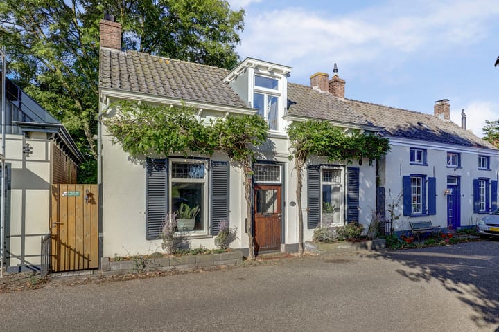 Maasdijk 8 in Rossum foto