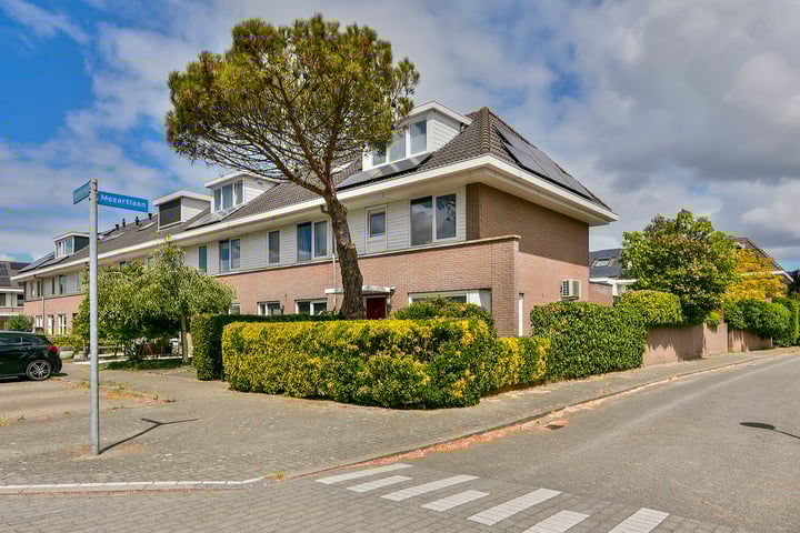 Photo of property Mahlerlaan 16, Nieuw-Vennep
