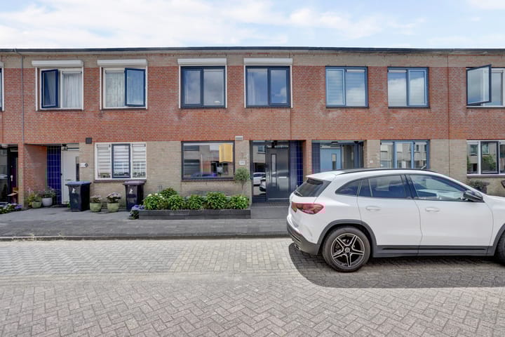 Margaret Staal-Krophollerstraat 16 in Spijkenisse