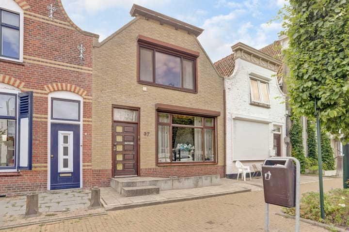 Photo of property Markt 37, Sint-Maartensdijk