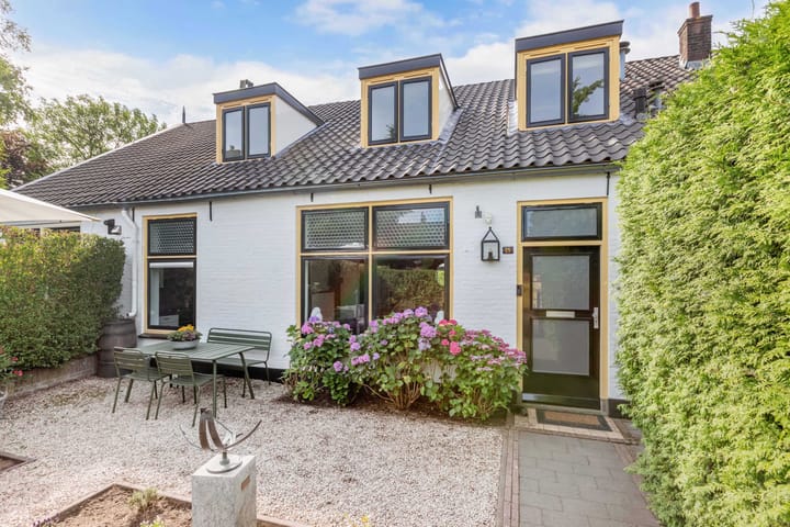 Photo of property Meentweg 18, Huizen
