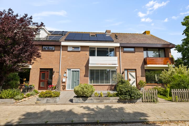 Meester J. de Vriesstraat 35 in Julianadorp