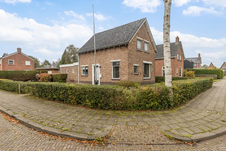 Meester Klokmanstraat 2 in Surhuisterveen