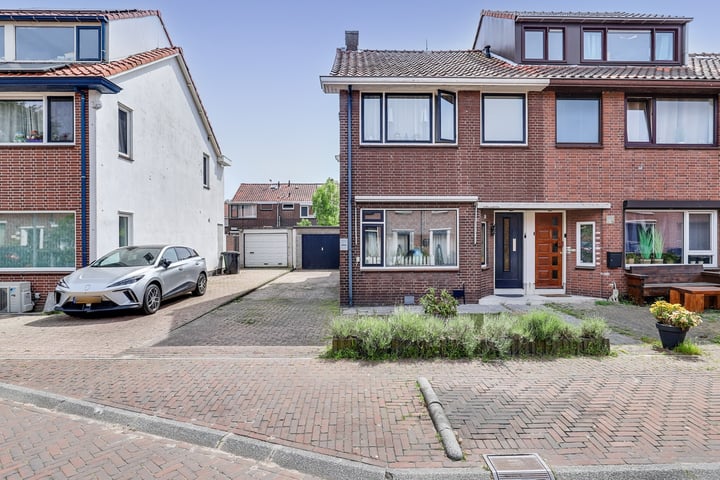 Meeuwenwetering 16 in Hoogvliet Rotterdam