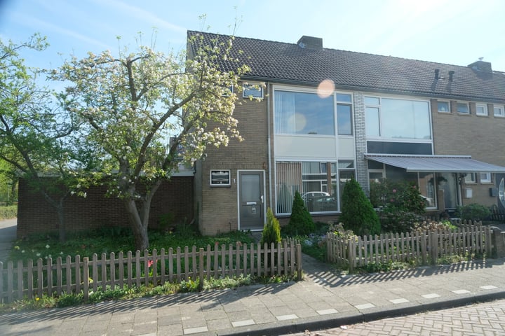 Meterenstraat 1 in Tiel foto