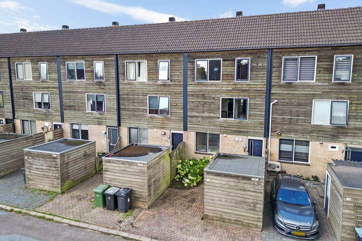 Mezenveld 73 in Emmen photo