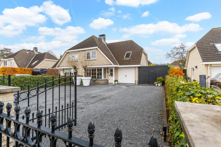 Photo of property Middelweg 44, Numansdorp