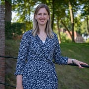 Foto van Mirjam van Kolthoorn-Broekhuizen, Secretaresse bij Van Der Linde Makelaardij Elburg