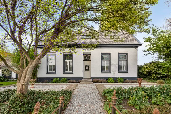 Photo of property Molendijk 24, Numansdorp