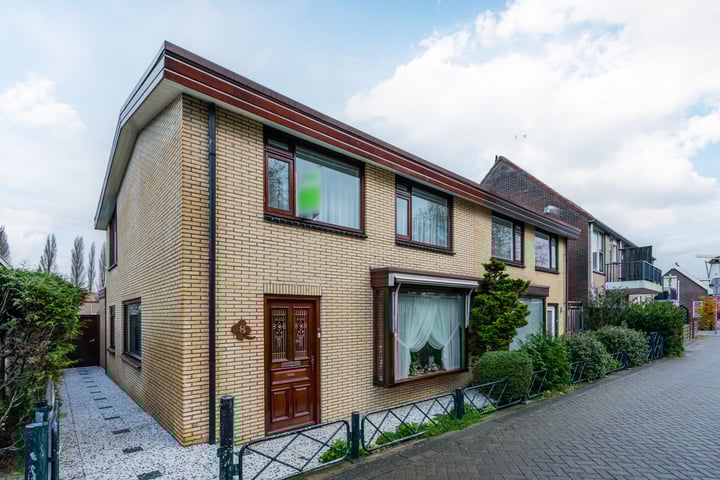 Photo of property Molenlaan 8, Spijkenisse