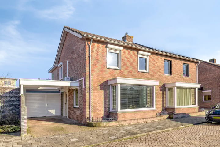 Monseigneur Zwijsenstraat 1 in Kaatsheuvel