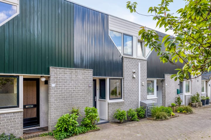 Montbretiastraat 35 in Enschede photo