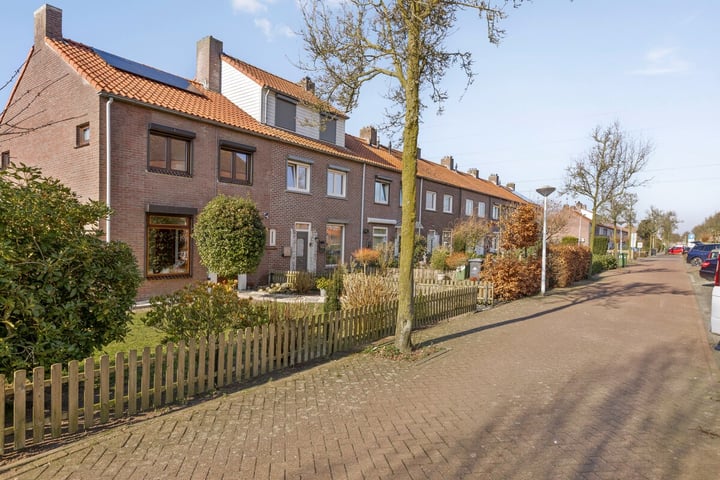 Photo of property Mr. C. Goselingstraat 22, Best