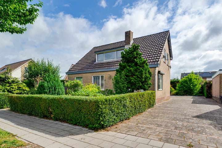 Mr. L.A. Donkerstraat 6 in Almkerk