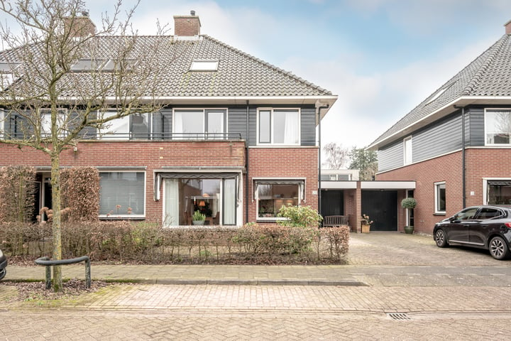 Muiderzand 20 in Huizen