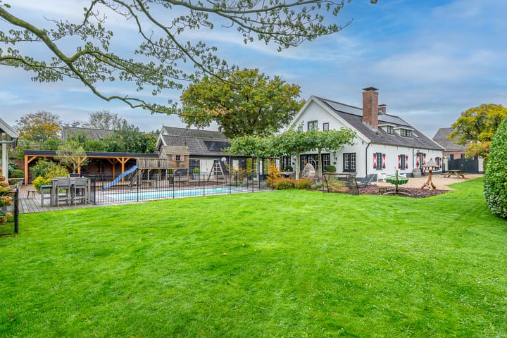 Photo of property Nieuw-Loosdrechtsedijk 175, Loosdrecht