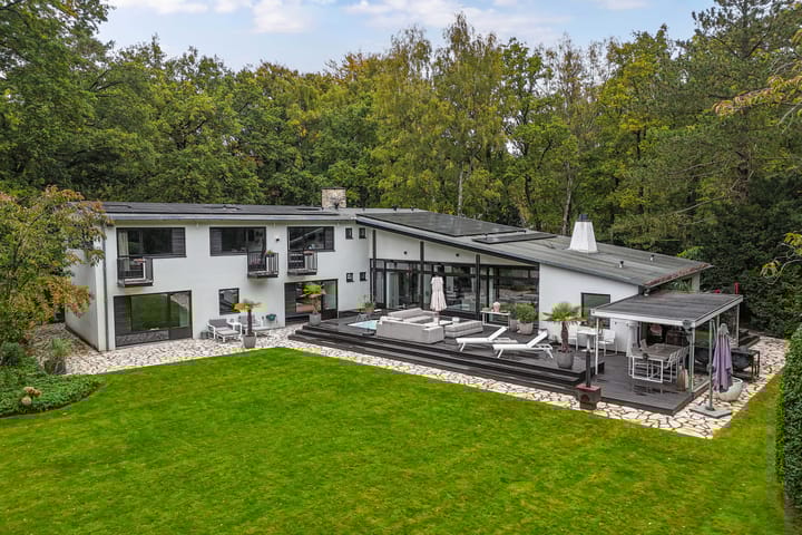 Nieuwe Blaricummerweg 11 in Huizen photo