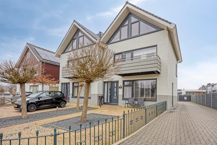 Photo of property Noordeinde 127, Roelofarendsveen