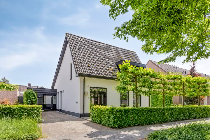 Oisterwijkplantsoen 1 in Riel Foto