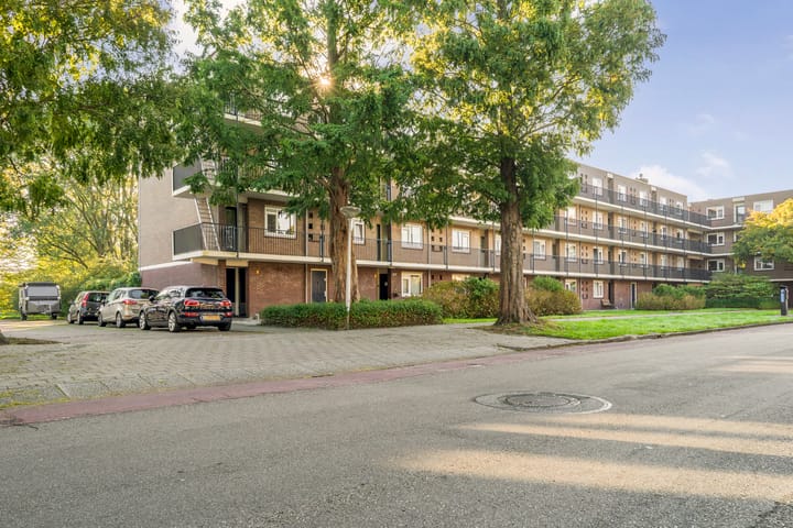 Oostelijk Halfrond 135 in Amstelveen