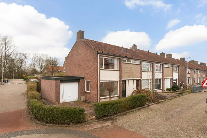 Oranjestraat 28 in Schelluinen