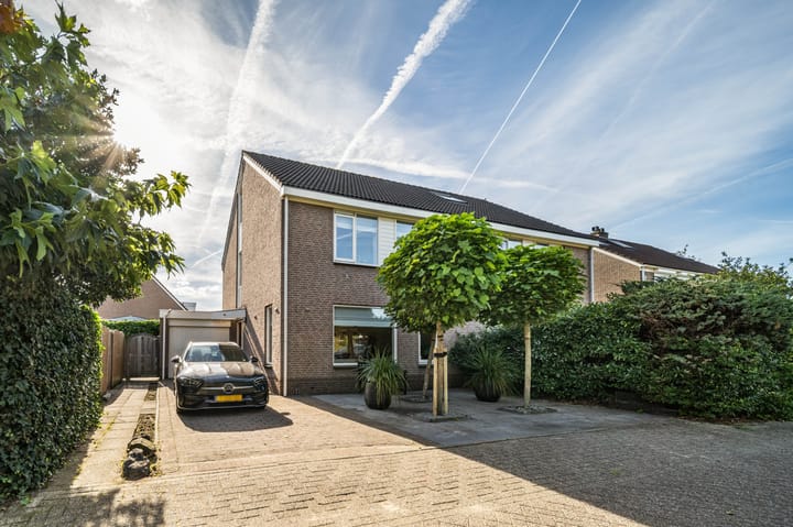 Oscar Romerolaan 8 in Beverwijk