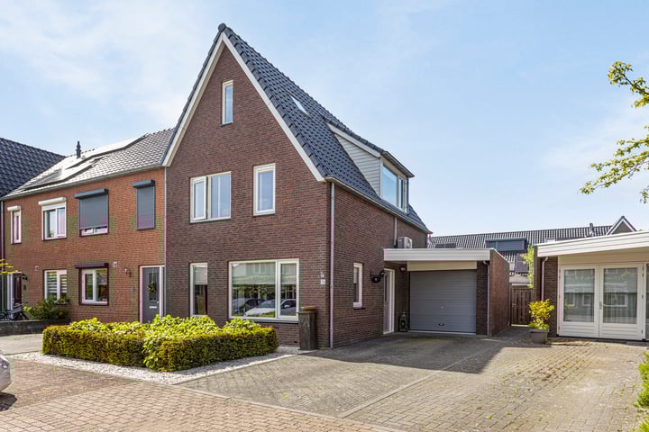 Photo of property Ossenwaard 74, Wijk en Aalburg