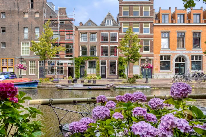 Oude Rijn 52 in Leiden photo