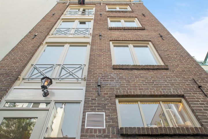 Oudezijds Achterburgwal 107 in Amsterdam