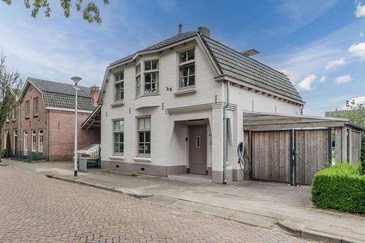 Parallelweg West 12 in Valkenswaard foto