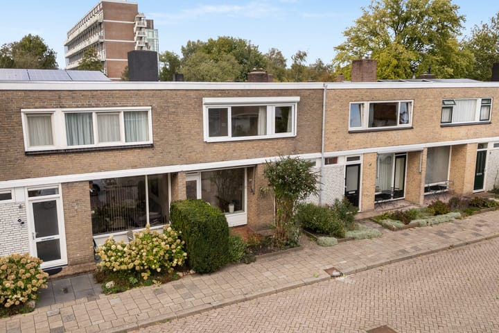 Paramaribostraat 12 in Leeuwarden