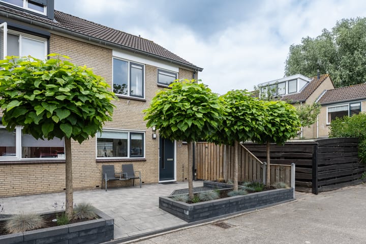 Pastoor Apeldoornpad 2 in Hoogvliet Rotterdam