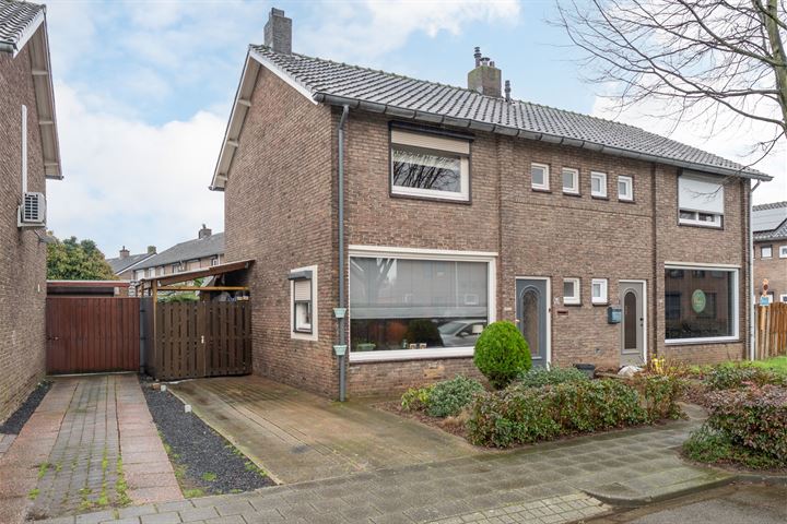 Pastoor van Eijsstraat 19 in Geleen