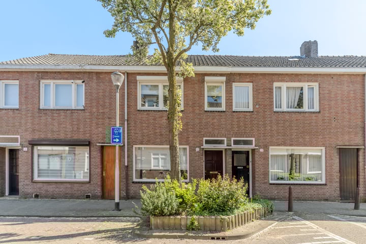 Paus Adriaanstraat 68 in Tilburg