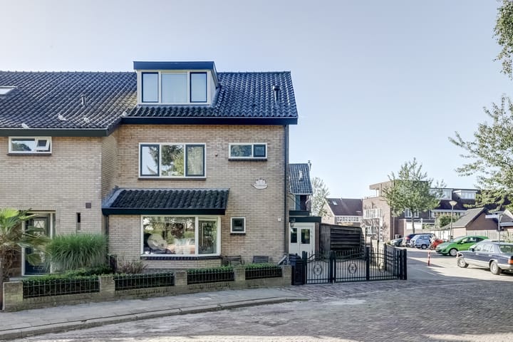Photo of property Piet Heinlaan 2, Baarn