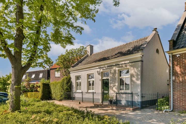 Plantsoen 24 in Lage Zwaluwe