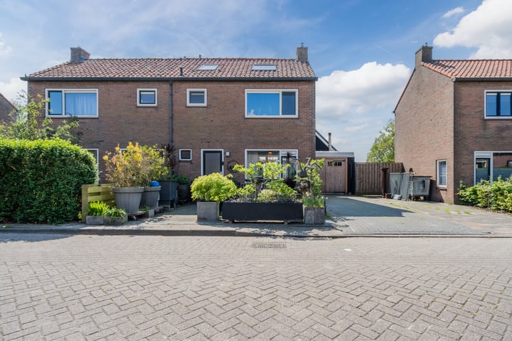 Plantsoendwarsstraat 7 in Lutjewinkel