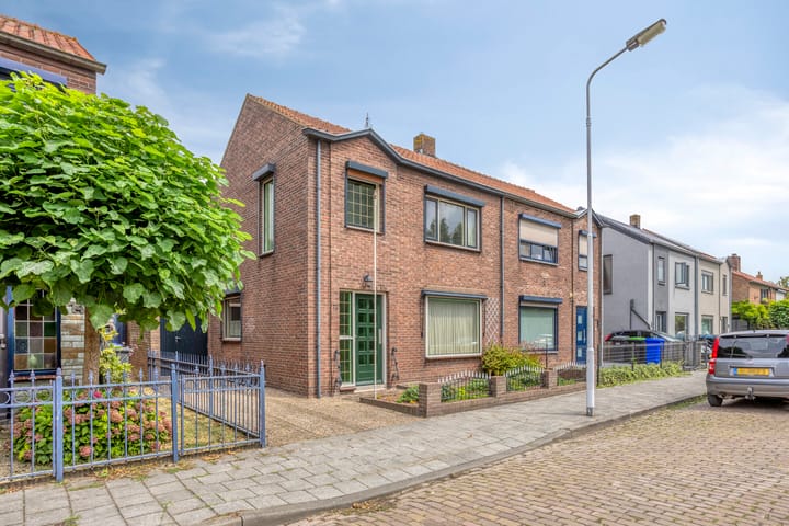 Photo of property Plataanstraat 12, Sas van Gent