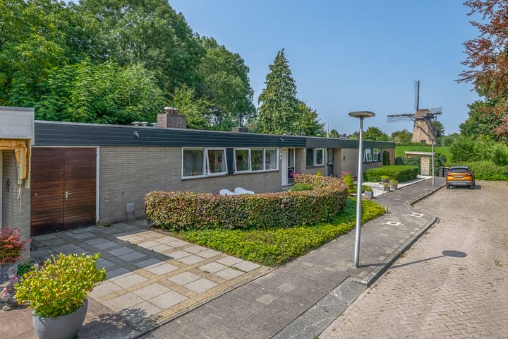 Poelwaai 21 in Lisse