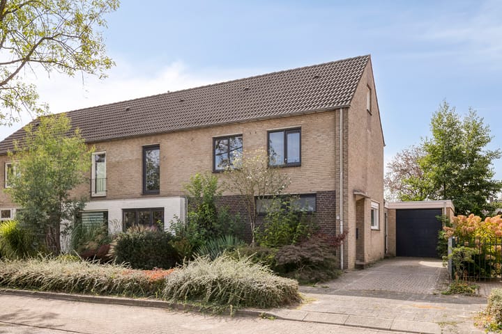 Pr. Bernhardstraat 1 in Horst