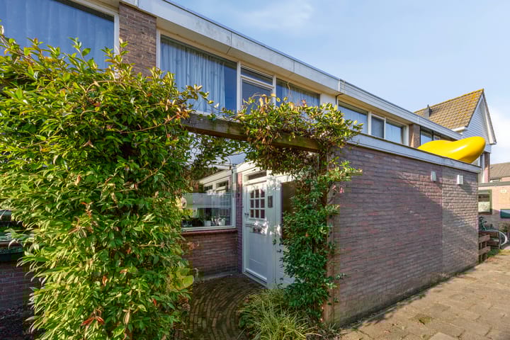 Prins Bernhardstraat 44 in Zuidland photo